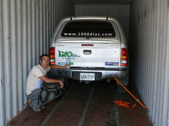 Amarrando a Fiona no interior do contéiner no porto de Colón, no Panamá